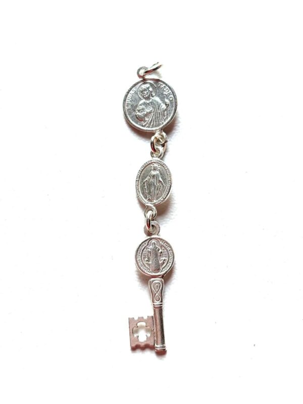 Colgante Triple Protección - San Judas Tadeo, Milagrosa, Llave de San Benito de Plata de Ley
