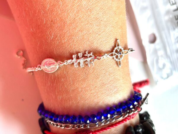 Pulsera Triple Protección - Nudo de Bruja, Cruz de Caravaca, Milagrosa de Plata - Imagen 2