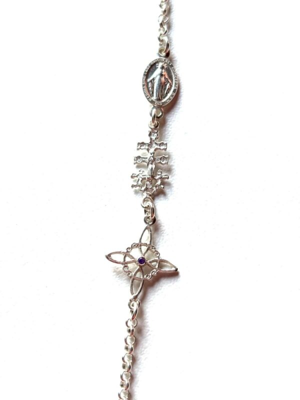 Pulsera Triple Protección - Nudo de Bruja, Cruz de Caravaca, Milagrosa de Plata - Imagen 3