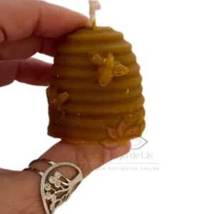 Vela de miel de abeja natural para rituales esotéricos de abundancia, prosperidad y limpieza energética en altar espiritual
