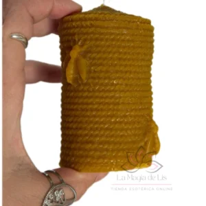 Vela de miel cilindro artesanal para rituales esotéricos de amor, prosperidad, armonía y atracción de energías positivas.